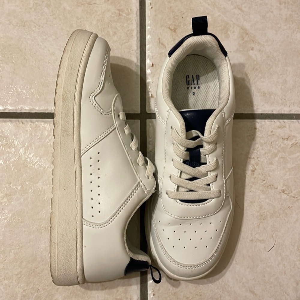 🩵 Gap kids gently used navy and white sneakers